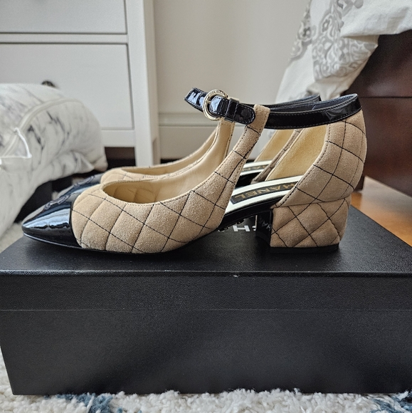 Chanel kidskin quilted patent cap Mary Jane's in beige and black - Picture 6 of 16